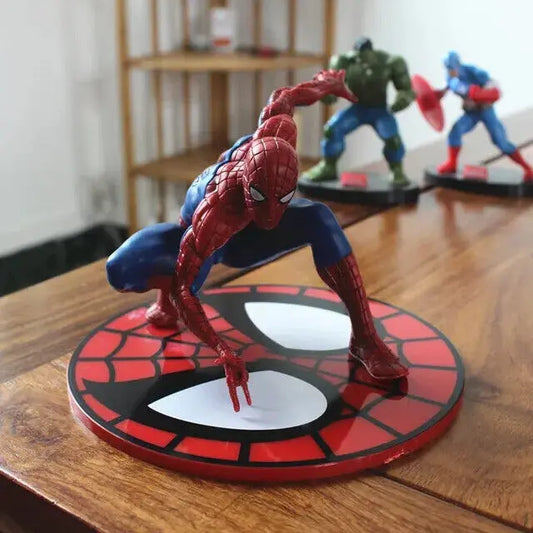 Statua Action Figure Spider-Man in Posa Dinamica su Base Decorata 