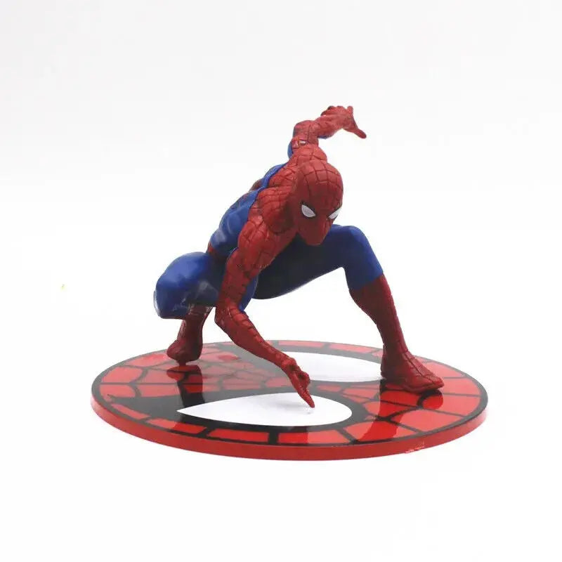 Statua Action Figure Spider-Man in Posa Dinamica su Base Decorata 