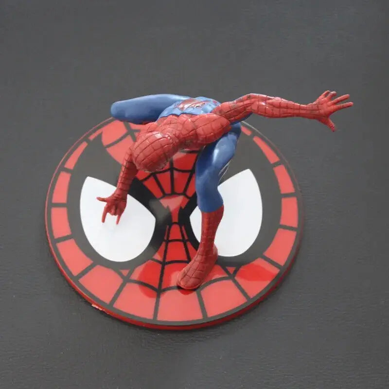 Statua Action Figure Spider-Man in Posa Dinamica su Base Decorata 