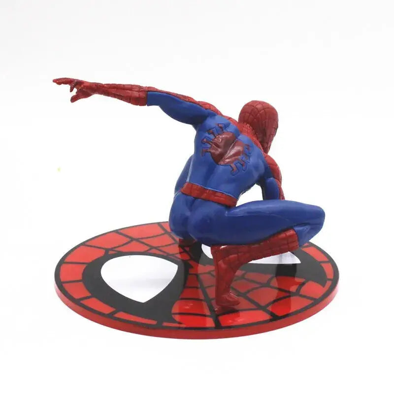 Statua Action Figure Spider-Man in Posa Dinamica su Base Decorata 